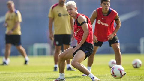 GRAFCAT7445. SANT JOAN DESPÍ (BARCELONA) (ESPAÑA), 23/08/2024.-El centrocampista del FC Barcelona, Dani Olmo, durante el entrenamiento que realiza la plantilla barcelonista este viernes en la Ciudad Deportiva Joan Gamper para preparar el partido de liga que disputarán mañana ante Athletic Club en el Estadio Olímpico Luís Companys.EFE/ Alejandro García