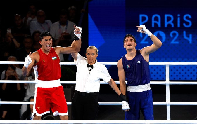 El momento en el que se anunció al uzbeco Asadkhuja Muydinkhujaev ganador de la final pero el mexicano Marco Verde no podía ocultar su satisfacción por haber ganado la medalla de plata en París 2024.