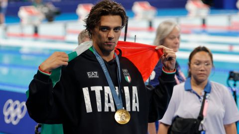 El mediático nadador italiano Thomas Ceccon celebrando la conquista de su medalla de oro en estos Juegos Olímpicos París 2024.