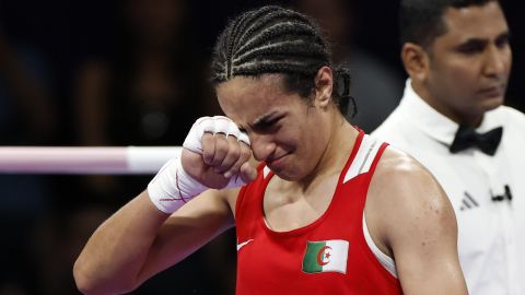 SEINE-SAINT DENIS, 03/08/2024.- La boxeadora argelina Imane Khelif (rojo) celebra su victoria ante la húngara Anna Luca Hamori en su combate de boxeo femenino de cuartos de final, categoría 66kg, de los Juegos Olímpicos de París 2024, en North Paris Arena de Seine-Saint Denis. EFE/ Miguel Toña