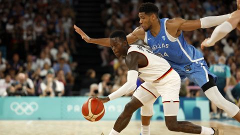 Paris (France), 06/08/2024.- Dennis Schroder of Germany (L) in action against Giannis Antetokounmpo of Greece (R) during the Men quarterfinal match between Greece and Germany of the Basketball competitions in the Paris 2024 Olympic Games, at the Bercy Arena in Paris, France, 06 August 2024. (Baloncesto, Francia, Alemania, Grecia) EFE/EPA/CAROLINE BREHMAN