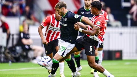 Santiago Giménez durante un momento del encuentro de este domingo entre el Feyenoord y el PSV que marcó el inicio de la temporada en los Países Bajos.