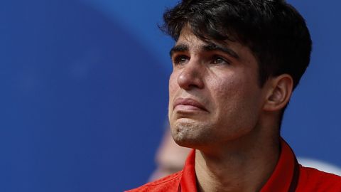 -FOTODELDÍA- PARIS, 04/08/2024.- El tenista español Carlos Alcaraz llora al perder ante el serbio Novak Djokovic tras la final individual masculina de tenis de los Juegos Olímpicos de París 2024 este domingo, en la capital gala. EFE/Juanjo Martín