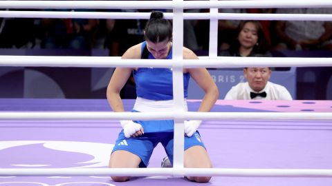 La italiana Angela Carini sobre el ring luego de que se confirmara su derrota por retiro ante la argelina Imane Khelif en París 2024.