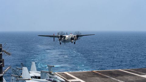 Un avión C-2A Greyhound aterriza en la cubierta del portaaviones USS Theodore Roosevelt, el 22 de julio de 2024.