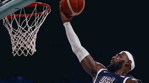 Villeneuve-d'ascq (France), 03/08/2024.- Lebron James of USA in action during the Men Basketball Group C match between Puerto Rico and USA in the Paris 2024 Olympic Games, at the Pierre Mauroy Stadium in Villeneuve-d'Ascq, France, 03 August 2024. (Baloncesto, Francia) EFE/EPA/ALEX PLAVEVSKI