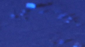 La alcaldesa de Los Ángeles, Karen Bass y la gimnasta Simone Biles, entregan la bandera olímpica al actor estadounidense Tom Cruise.