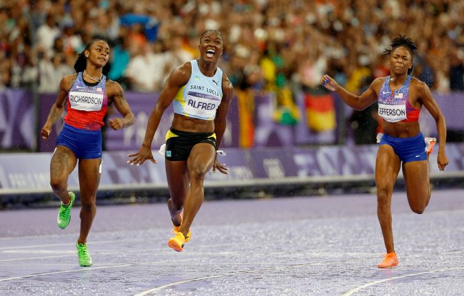 El momento en el que la atleta de Santa Lucía, Julien Alfred, cruzaba la meta para acreditarse la medalla de oro en los 100 metros femeninos de París 2024.