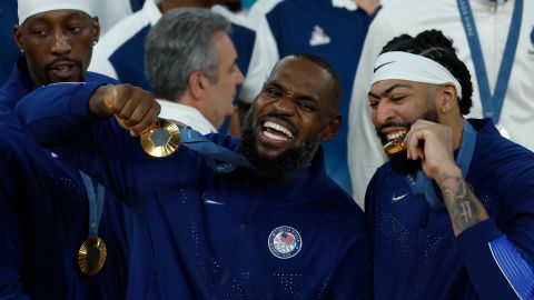 Los jugadores de Estados Unidos Anthony Davis y LeBron James celebran con la medalla de oro del baloncesto masculino en París 2024 tras ganar la final ante Francia.