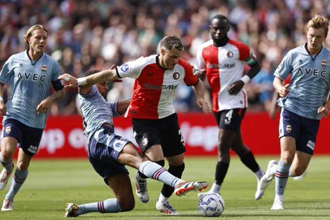 El delantero mexicano Santiago Giménez todavía no tiene claro si se quedara con el Feyenoord esta temporada.