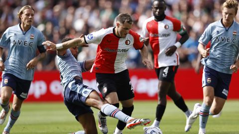 El delantero mexicano Santiago Giménez todavía no tiene claro si se quedara con el Feyenoord esta temporada.