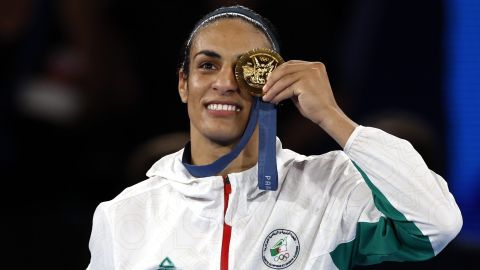 EA5790. PARÍS (FRANCIA), 09/08/2024.- La ganadora de la medalla de oro, Imane Khelif, de Argelia, posa en el podio de la categoría final femenina de 66 kg de las competiciones de boxeo de los Juegos Olímpicos de París 2024 en Roland Garros en París (Francia). EFE/EPA/MAST IRHAM