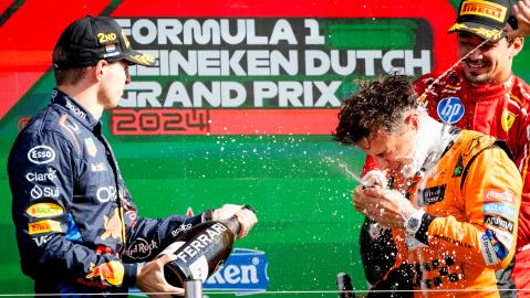 Lando Norris celebrando junto a Max Verstappen y Charles Leclerc, quienes completaron el podio en Países Bajos.