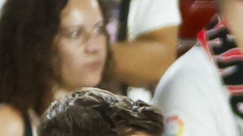 MADRID, 27/08/2024.- El centrocampista del FC Barcelona Marc Bernal (3d) se retira lesionado durante el partido de la tercera jornada de Liga en Primera División que Rayo Vallecano y FC Barcelona disputan este martes en el estadio de Vallecas, en Madrid. EFE/Mariscal