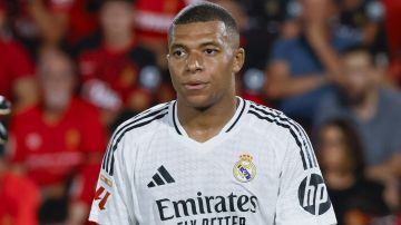 -FOTODELDÍA- PALMA, 18/08/2024.- El delantero francés del Real Madrid Kylian Mbappé se lamenta durante el partido de LaLiga entre el RCD Mallorca y el Real Madrid, este domingo en el estadio de Son Moix, en Palma. EFE/CATI CLADERA