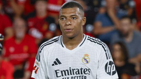 -FOTODELDÍA- PALMA, 18/08/2024.- El delantero francés del Real Madrid Kylian Mbappé se lamenta durante el partido de LaLiga entre el RCD Mallorca y el Real Madrid, este domingo en el estadio de Son Moix, en Palma. EFE/CATI CLADERA