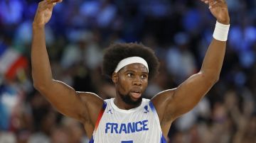 Paris (France), 10/08/2024.- Guerschon Yabusele of France gestures during the Men Gold Medal game France vs USA of the Basketball competitions in the Paris 2024 Olympic Games, at the South Paris Arena in Paris, France, 10 August 2024. (Baloncesto, Francia) EFE/EPA/CAROLINE BREHMAN