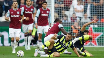 London (United Kingdom), 31/08/2024.- Michail Antonio of West Ham (L) and Mateo Kovacic (C) and Josko Gvardiol of Manchester City in action during the English Premier League soccer match of West Ham United against Manchester City, in London, Britain, 31 August 2024. (Reino Unido, Londres) EFE/EPA/DAVID CLIFF EDITORIAL USE ONLY. No use with unauthorized audio, video, data, fixture lists, club/league logos, 'live' services or NFTs. Online in-match use limited to 120 images, no video emulation. No use in betting, games or single club/league/player publications.