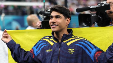 Paris (France), 05/08/2024.- Silver medalist Angel Barajas of Colombia poses after the Men Horizontal Bar final of the Artistic Gymnastics competitions in the Paris 2024 Olympic Games, at the Bercy Arena in Paris, France, 05 August 2024. (Francia) EFE/EPA/TERESA SUAREZ