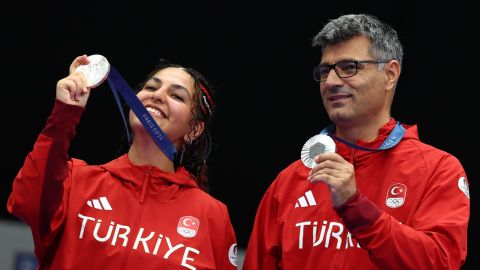 Yusuf Dikec y su compañera Sevval Ilayda Tarhan muestran sus medallas de plata.