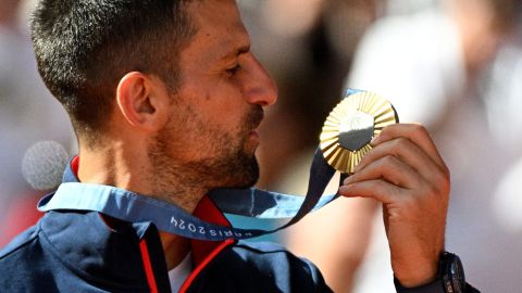 Paris (France), 04/08/2024.- Gold medal winner Novak Djokovic of Serbia poses for a photo during the medal ceremony for the Men Singles of the Tennis competitions in the Paris 2024 Olympic Games, at the Roland Garros in Paris, France, 04 August 2024. (Tenis, Francia) EFE/EPA/CAROLINE BLUMBERG