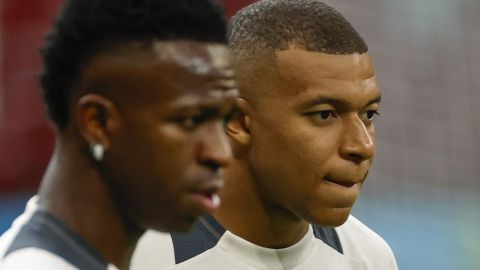 VARSOVIA , 13/08/2024.- El nuevo delantero del Real Madrid, el francés Kylian Mbappé (d) y el brasileño Vinicus Jr. (i) en el entrenamiento del equipo este martes en Varsovia, en la víspera del partido de la Supercopa de Europa de fútbol que enfrenta a su equipo con el Atalanta. EFE/ Mariscal