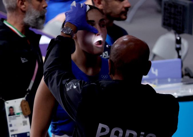 La italiana Angela Carini siendo atendida después de retirarse de su pelea este jueves en el boxeo de los Juegos Olímpicos París 2024.