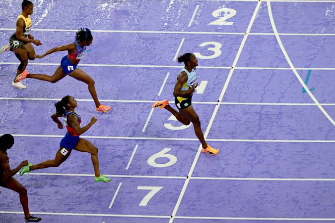 Con esta ventaja cruzó la meta Julien Alfred con respecto a sus más cercanas perseguidoras en la final de los 100 metros en París 2024.