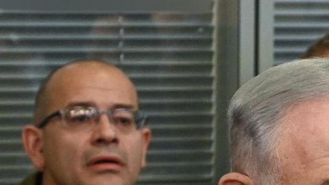 El primer ministro de Israel, Benjamín Netanyahu (izquierda), junto a oficiales del Ejército de su país.