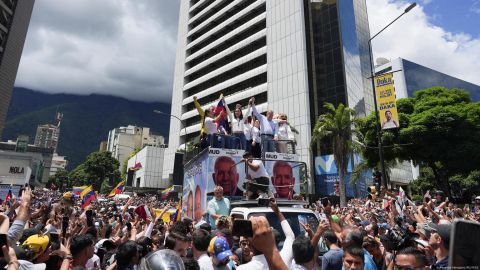Dirigentes opositores junto a su candidato Edmundo González, en una de las manifestaciones en Caracas.