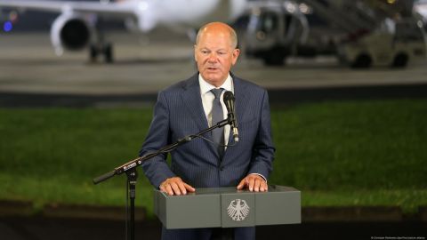 El canciller alemán Olaf Scholz recibió a los prisioneros occidentales en el aeropuerto de Colonia.
