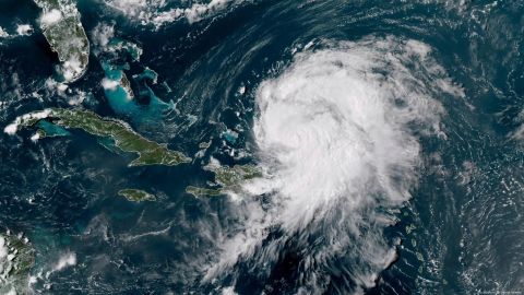 Huracán Ernesto cobra fuerza rumbo a las Bermudas