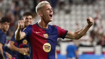 MADRID, 27/08/2024.- El centrocampista del Barcelona Dani Olmo celebra la victoria ante el Rayo, durante el partido de Liga en Primera División que Rayo Vallecano y FC Barcelona han disputado este martes en el estadio de Vallecas, en Madrid. EFE/Sergio Pérez