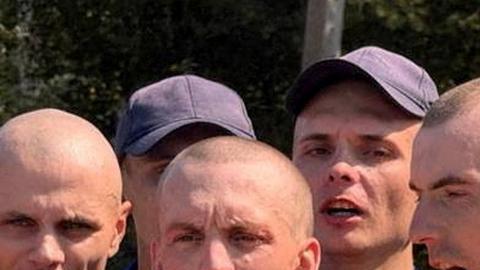 Prisioneros de guerra ucranianos después del intercambio, en un lugar desconocido en Ucrania.
