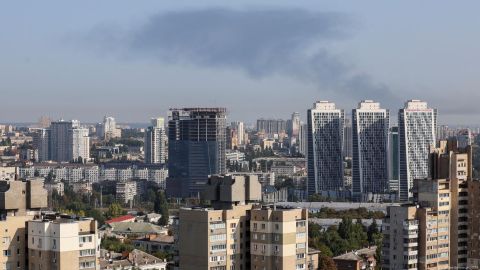 El humo se eleva en el cielo sobre Kiev después del ataque masivo con misiles rusos.