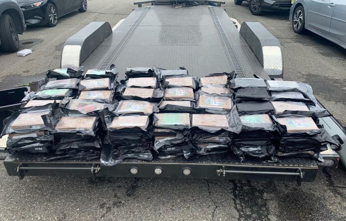 La droga fue hallada en un compartimento trampa dentro de la base del propio remolque.