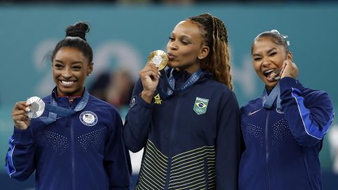 Paris (France), 05/08/2024.- (L-R) Silver medalist Simone Biles of USA, gold medalist Rebeca Andrade of Brazil, and bronze medalist Jordan Chiles of USA pose on the podium during the victory ceremony for the Women Floor Exercise final of the Artistic Gymnastics competitions in the Paris 2024 Olympic Games, at the Bercy Arena in Paris, France, 05 August 2024. (Brasil, Francia, Jordania) EFE/EPA/CAROLINE BREHMAN