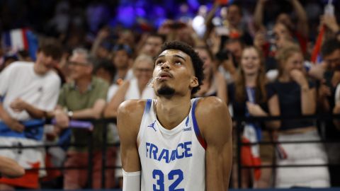 Paris (France), 06/08/2024.- Victor Wembanyama of France celebrates after the Men quarterfinal match between France and Canada of the Basketball competitions in the Paris 2024 Olympic Games, at the Bercy Arena in Paris, France, 06 August 2024. (Baloncesto, Francia) EFE/EPA/CAROLINE BREHMAN