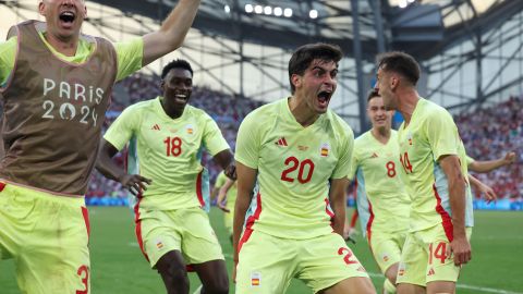 Los jugadores de la selección española celebrando la remontada en el duelo de las semifinales del fútbol olímpico.