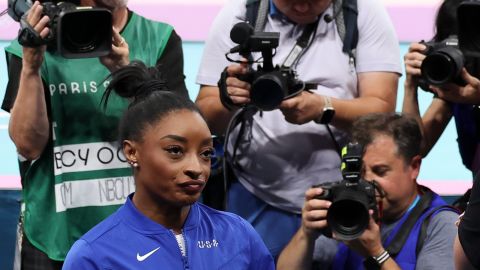 La gimnasta estadounidense Simone Biles desilusionada tras caerse del aparato durante su participación en la final femenina de barra de equilibrio de París 2024.