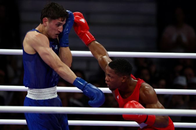 Un momento de la pelea entre el mexicano Marco Verde y el africano Tiago Muxanga en la jornada previa a la de este sábado en el boxeo de París 2024.