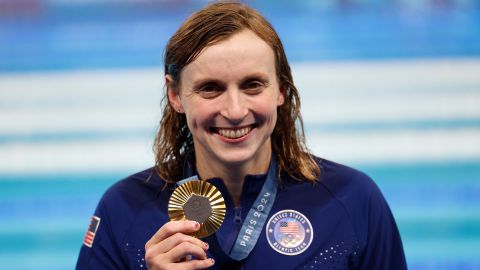 La nadadora estadounidense Katie Ledecky posando con su medalla de oro de los 800 metros libre de París 2024.