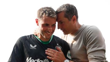 El director técnico del Feyenoord, Brian Priske, felicitando a Santiago Giménez tras sus dos goles ante el Zwolle.