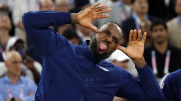 Paris (France), 10/08/2024.- LeBron James of the US celebrates ahead of the Men's medal ceremony of the Basketball competitions in the Paris 2024 Olympic Games, at the South Paris Arena in Paris, France, 10 August 2024. (Baloncesto, Francia) EFE/EPA/CAROLINE BREHMAN