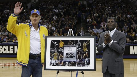 Alvin Attles (d) posa junto a su excompañero Rick Barry (i).