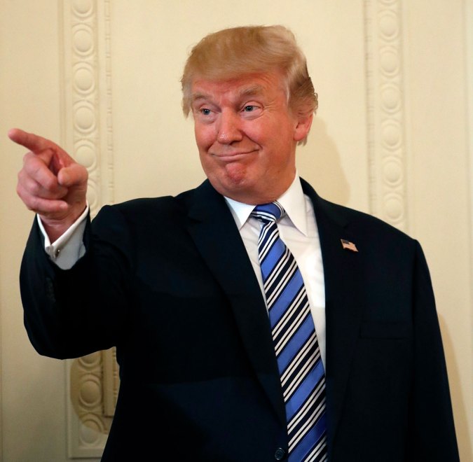 Harris energiza su campaña con recaudación millonaria mientras Trump espera los debates