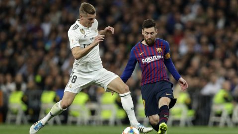 Real midfielder Toni Kroos, left, tries to stop Barcelona forward Lionel Messi during the Copa del Rey semifinal second leg soccer match between Real Madrid and FC Barcelona at the Bernabeu stadium in Madrid, Wednesday, Feb. 27, 2019. (AP Photo/Manu Fernandez)