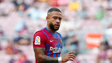 Barcelona's Memphis Depay walks into position during the Spanish La Liga soccer match between Barcelona and Getafe, at the Camp Nou stadium in Barcelona, Spain, Sunday, Aug. 29, 2021. (AP Photo/Joan Monfort)