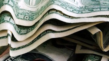 El dólar en México inicia semana con ganancias.