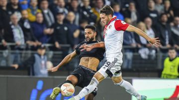 Sturm's Gregory Wuethrich, left, in action against Feyenoord's Santiago Gimenez, right, during the Europa League Group F soccer match between Sturm Graz and Feyenoord at the Merkur Arena in Graz, Austria, Thursday, Oct. 27, 2022. (AP Photo/Florian Schroetter)